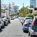 Aceras y espacios públicos del Gran Santo Domingo se ven invadidos por vehículos mal estacionados