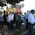 Realizan “cadena humana” frente al Jardín Botánico en defensa del área verde