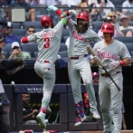 Harper y Schwarber impulsan a los Filis a una victoria de 9-4 sobre los tambaleantes Yankees