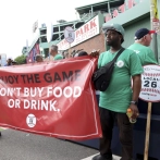 Vendedores de cerveza y alimentos en huelga en Fenway Park durante serie Dodgers-Medias Rojas