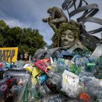 Colocan escultura frente a la ONU para denunciar contaminación por plásticos