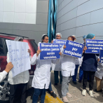 Personal de salud paraliza servicios en hospital de Santiago por supuesto incumplimiento de salarios