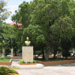 Abinader otorga RD$33 millones para la renovación del parque central de Baní