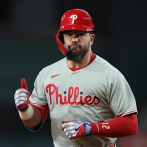 Kyle Schwarber dispara su vuelacercas 42 y los Filis derrotan 4-1 a los Rojos