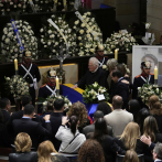 Féretro del senador Miguel Uribe fue recibido con pañuelos blancos en el Capitolio de Colombia