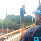 Rescatan a hombre que intentó lanzarse de puente en la avenida 27 de Febrero