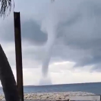 Tromba marina sorprende a residentes de Caleta en La Romana este miércoles