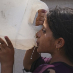 El calor y la sed llevan a las familias de Gaza a beber agua contaminada que les enferma