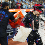 Alejandro Kirk lleva a los Azulejos a superar a los Rangers 6-5