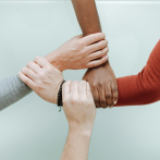 Ayudar a los demás dos horas a la semana contribuye a frenar el deterioro cognitivo, según estudio