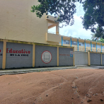 Alumnos vivirán otro año escolar cruzando río para llegar a clases en plantel de Cambita Garabitos