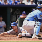 Vinnie Pasquantino da jonrón por juego seguido; Reales dominan a los Rangers