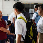 Cabello corto y uniforme limpio para ir a la escuela