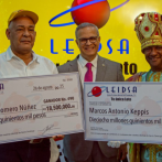 Leidsa entrega cheques a los ganadores de los 37 millones en el Loto
