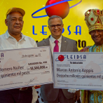 LEIDSA entrega cheques a los ganadores de los 37 millones en el Loto