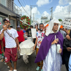 En Moca hacen “entierro” por los apagones y la Policía lanza bombas lacrimógenas