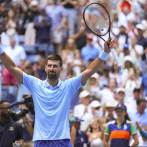 Djokovic pierde primer set ante un clasificado pero avanza en el US Open