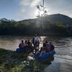 Estudiantes reciben nuevo año escolar cruzando río para asistir a la escuela en Tamayo