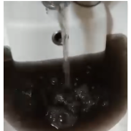 Moradores del Residencial Juan Rafael, en la avenida Jacobo Majluta, reciben agua contaminada