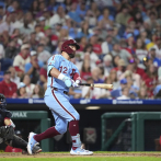 Kyle Schwarber conecta 4 jonrones, empuja nueve, y los Filis aplastan 19-4 a los Bravos