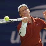 Jannik Sinner pierde su saque y un set en el US Open pero derrota Denis Shapovalov