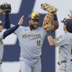 Chourio y Yelich conectan jonrones consecutivos en la novena y Cerveceros vencen a Azulejos