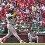 Jonrones de JJ Bleday y Zack Gelof impulsan a los Atléticos a un triunfo de 11-2 sobre Cardenales