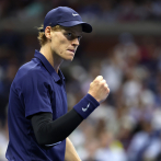 Aficionado intenta abrir maleta de Jannik Sinner tras su partido de cuarta ronda en US Open