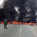 Comunitarios queman neumáticos en carretera Francisco del Rosario Sánchez por apagones