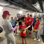Los Filis invitaron a joven aficionado a conocer a Harrison Bader tras impasse por pelota