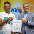 LEIDSA entrega certificado a mecánico ganador de 25 millones con el Súper Kino