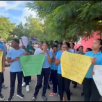 Estudiantes del Liceo Elpidio Brito Cueto reclaman terminación del plantel