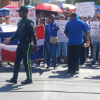 Maestros banilejos paralizan docencia y marchan en reclamo de la escuela Las Carreras
