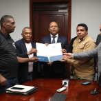 Choferes públicos reciben licencias de operación para transportar en corredores