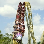 El hombre que murió en la montaña rusa de Universal Orlando tenía una afección en la columna, según un informe