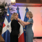 Francia condecora a la embajadora Rosa Hernández de Grullón