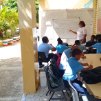 Estudiantes de escuela en Dajabón reciben clases en comedor y pasillos por falta de aulas