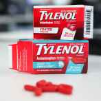 Fabricante de Tylenol rechaza afirmaciones de Trump sobre limitar su uso en embarazo
