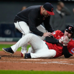 David Fry, sacado del campo en camilla después de ser golpeado en la cara