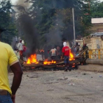 Con quemas de neumáticos bloquean entrada a Juana Méndez por asesinato a tiros de abogado