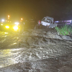 Camiones de carga quedan varados en carretera de Ocoa por fuertes aguaceros