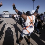 El popular 'hombre fuerte' egipcio tira de un barco con los dientes