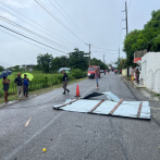 Fuertes lluvias derriban árboles y letreros en Imbert y Luperón, en Puerto Plata