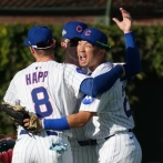 Suzuki y Kelly conectan cuadrangulares, Cachorros ganan su primer duelo de playoffs en 8 años