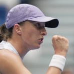 Iga Swiatek, la campeona de Wimbledon, avanza en el Abierto de Wuhan