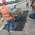 Brigadas de Obras Públicas corrigen baches en la Autopista Duarte