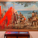 Activistas lanzan pintura contra un cuadro de Cristobal Colón en Madrid
