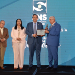 SNS reconoce trayectoria de odontólogos en su dia