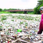 Alertan sobre gran acumulación de desechos plásticos en el río Yaque del Norte