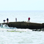 Pescadores y curiosos ignoran el mal tiempo